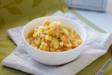 Nohutlu sebze körisi, vegan proteinli öğle yemeği, çocuklar ve diyet menüsü