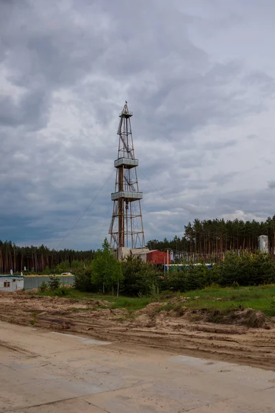 Kleurenfoto van een schaliegas boorplatform op een veld. — Stockfoto