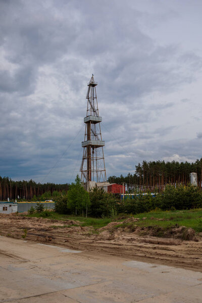 Color shot of a shale gas drilling rig on a field.