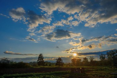 gün batımı ve kırsal manzara ile mavi gökyüzü, akşam