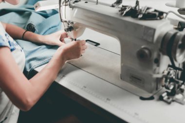 Terzi eller dikiş makinesi nde kumaş diker