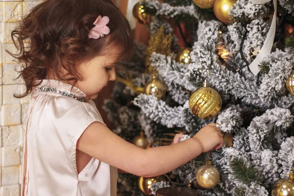 Ragazzina felice in abito sotto l'albero di Natale. Interni natalizi. Lussuosa decorazione di Natale . — Foto Stock