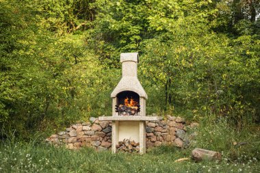 Izgara ya da barbekü için taş bahçe fırını arka bahçede.