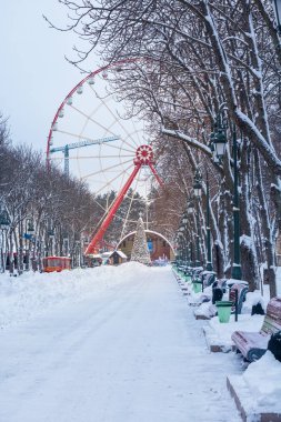 Bir eğlence parkında dönme dolap, kış, sezon, akşam