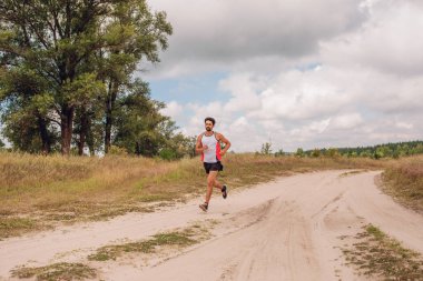 Doğada, gün, açık havada bir spor üniforması sakallı açık havada çalışan adam