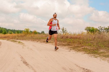 Doğada, gün, açık havada bir spor üniforması sakallı açık havada çalışan adam