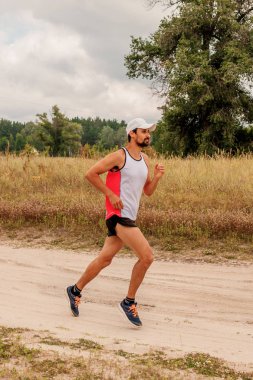 Doğada, gün, açık havada bir spor üniforması sakallı açık havada çalışan adam