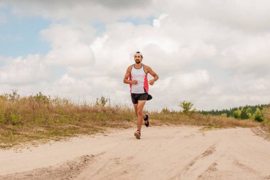 Doğada, gün, açık havada bir spor üniforması sakallı açık havada çalışan adam