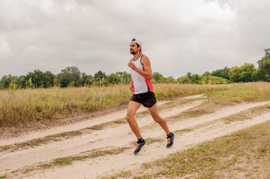 Doğada, gün, açık havada bir spor üniforması sakallı açık havada çalışan adam