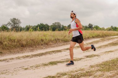 Doğada, gün, açık havada bir spor üniforması sakallı açık havada çalışan adam