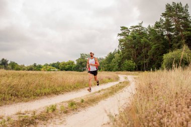 Doğada, gün, açık havada bir spor üniforması sakallı açık havada çalışan adam