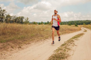 Doğada, gün, açık havada bir spor üniforması sakallı açık havada çalışan adam