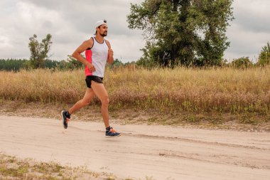 Doğada, gün, açık havada bir spor üniforması sakallı açık havada çalışan adam