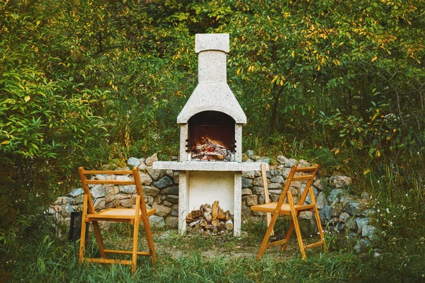 Forno de jardim de pedra para churrasqueira ou churrasqueira está em um quintal — Fotografia de Stock