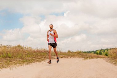 Doğada, gün, açık havada bir spor üniforması sakallı açık havada çalışan adam
