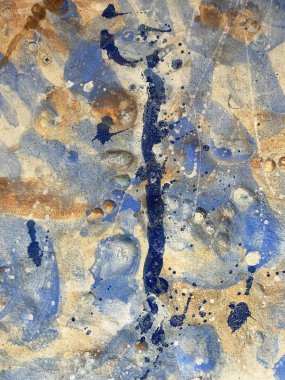 Kil renginde insan ayak izlerinin dokusu, mavi ve sarı arkaplan