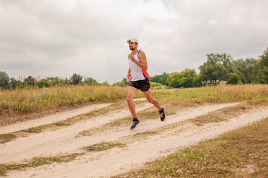 Doğada, gün, açık havada bir spor üniforması sakallı açık havada çalışan adam