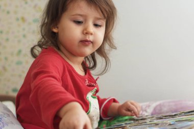 küçük kız Pijama içinde Kafkas görünümü bir odada bulmacalar toplar