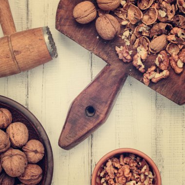 Soyulmamış ceviz ve ceviz çekirdek ahşap arka plan üzerinde