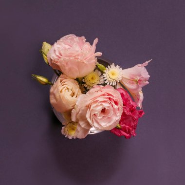 Mor arka planda şenlikli çiçek kompozisyonu. Genel bakış. Düz Yatay