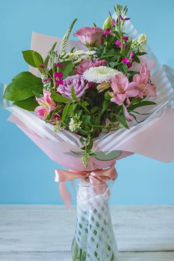 Mavi arka planda güzel bir çiçek buketi, yakın plan, moda