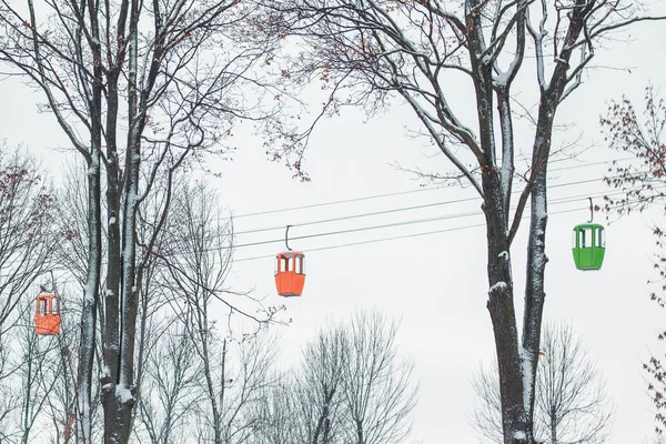 Grupo de teleféricos en el aire, temporada de invierno — Foto de Stock
