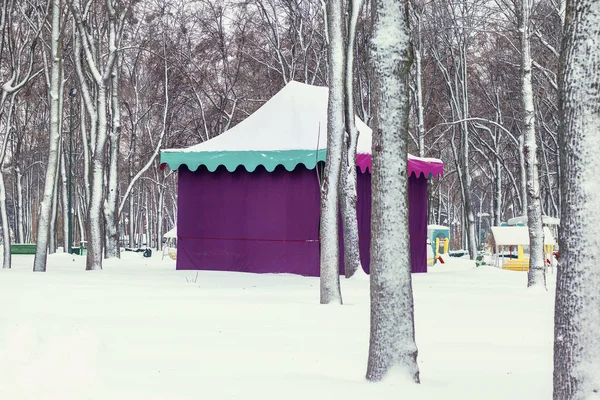 Cabaña púrpura hecha de tela en el parque, temporada de nieve de invierno — Foto de Stock