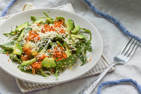 Salladsblandning med avokado morot, ost och citronsaft. Avgiftningsmedel — Stockfoto