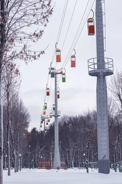 Grupo de teleféricos en el aire, temporada de invierno — Foto de Stock