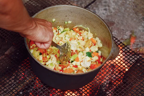 Gotowanie gulasz w kotle na ogniu. piknik. zbliżenie. Selektywny fokus planowania. Wegańskie — Zdjęcie stockowe