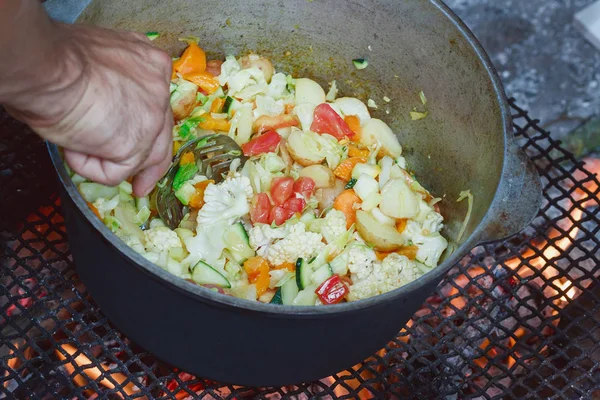 Cocinar estofado de verduras en un caldero en el fuego. picnic. Primer plano. planificación selectiva del enfoque. Comida vegana —  Fotos de Stock