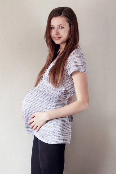 Zwangere vrouw van blanke uiterlijk 7, 8 maanden termijn is stand — Stockfoto