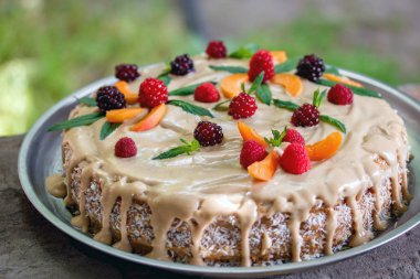 Çilekli vegan çiğ kek, şeftali, nane ve kaju kreması.