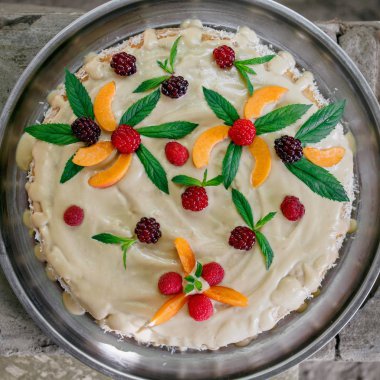 Çilekli vegan çiğ kek, şeftali, nane ve kaju kreması.