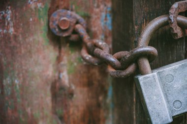 # Eski bir çizik # Kapıyı metal bir zincir kapatır, ayrıntılar, makro, bulanık