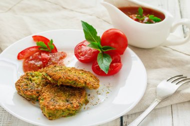 Vejetaryen pirzolası, taze bezelye ve domates soslu krep. Yakın plan.
