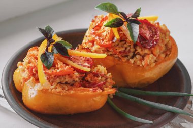 Domates sosuna biber doldurulmuş bulgur fesleğen, vegan, yakın plan.