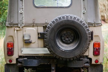 Yedek tekerli eski SUV yakın plan, arka görüş