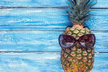 Yaz kavram, ahşap arka plan gözlüklü ananas
