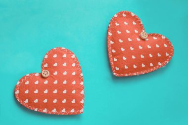 Turkuaz bir arka plan üzerinde iki kırmızı kalp. Sevgililer günü tebrik kartı. Kopya alanı ile üstten görünüm