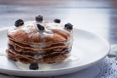 Ev yapımı krep ya da hindistan cevizi kremalı Rus blini, akçaağaç şurubu ve kurutulmuş yaban mersini. Vejetaryen tatlı