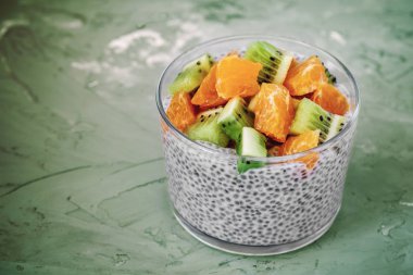 Chia tohumlu tatlı puding, mandalina, kivi. Sağlıklı yiyecekler. Vejetaryen tatlı. Yakın plan.