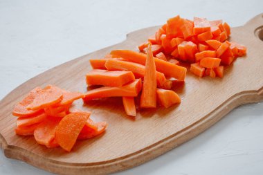 Sağlıklı yiyecekler. Tahta üzerinde havuç dilimleme çeşitleri.