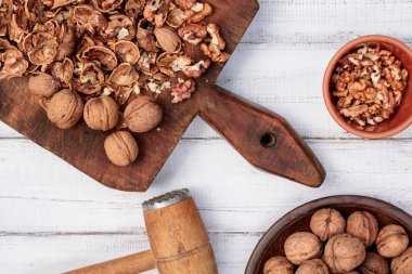 Soyulmamış ceviz ve ceviz çekirdek ahşap arka plan üzerinde