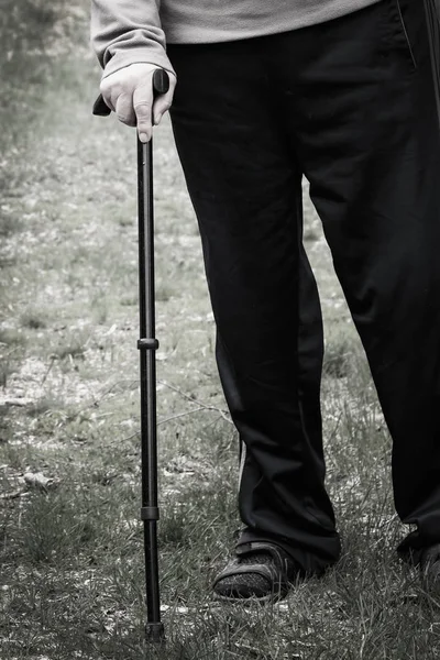 Um homem velho está andando com uma muleta — Fotografia de Stock