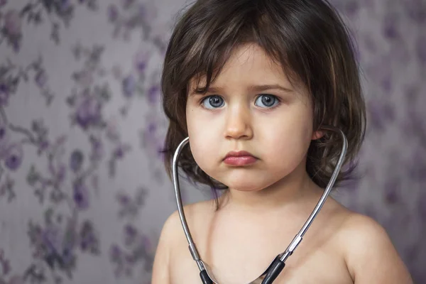 Dairesinde fonendoskop olan hasta bir kızın portresi, yakın plan. — Stok fotoğraf