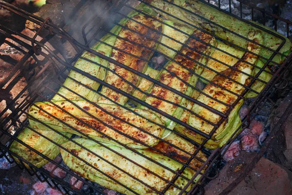 Grillade grönsaker på grillen, brand. Är processen av matlagning i fria. — Stockfoto