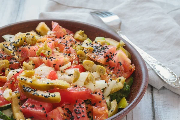 Vegetable salad (Bulgarian pepper, tomato, cucumber, olives, onion, black sesame). Vegan — 图库照片