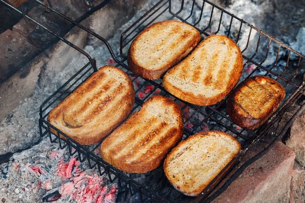 Κομμένο ψωμί μπάρμπεκιου. Προετοιμασία στην πυρά — Φωτογραφία Αρχείου