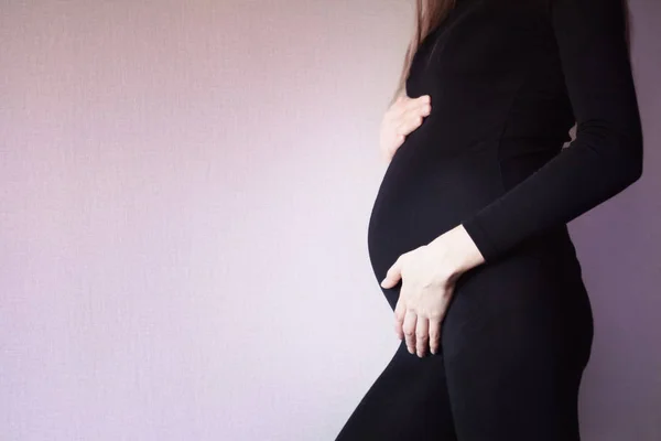 Έγκυος γυναίκα αγγίζει κοιλιά από κοντά. Επιλεκτική εστίαση — Φωτογραφία Αρχείου